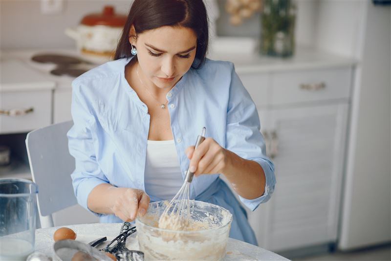 Jessica Lopes preparando os pudins na cozinha da Doce Pote