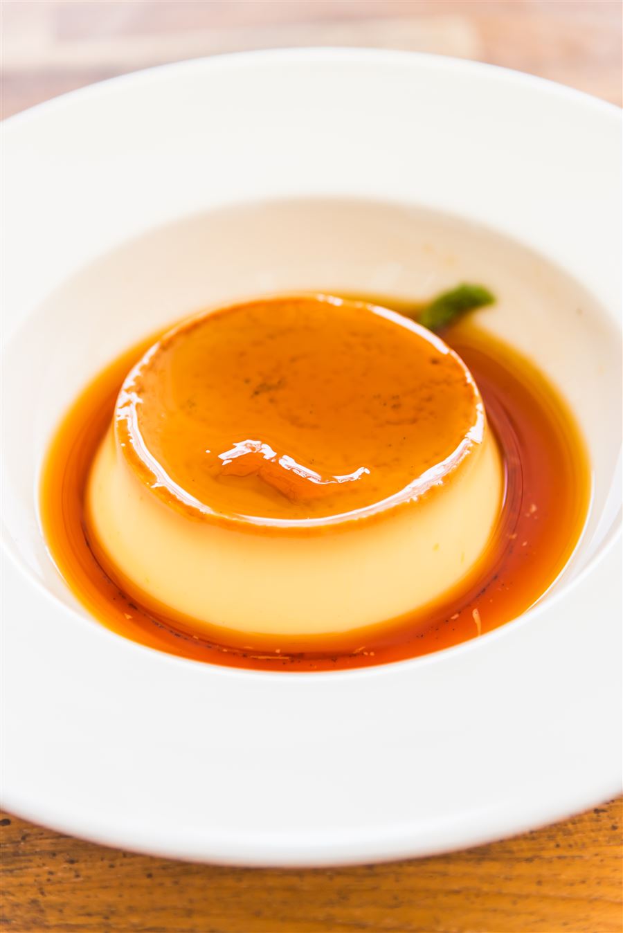 Pudim artesanal da Doce Pote com calda de caramelo escorrendo
