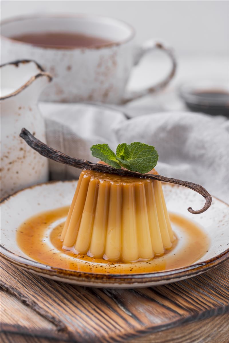 Pudim da Doce Pote com calda de caramelo escorrendo pelas laterais